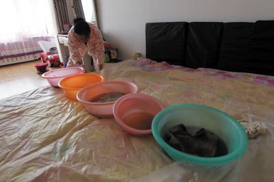 内丘楼上漏水，住户失联，小区没物管，业主维权难！律师来支招……
